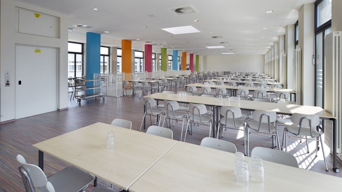 Mensa der Gesamtschule Brakel Tische und Stühle – Forbo Striato Colour